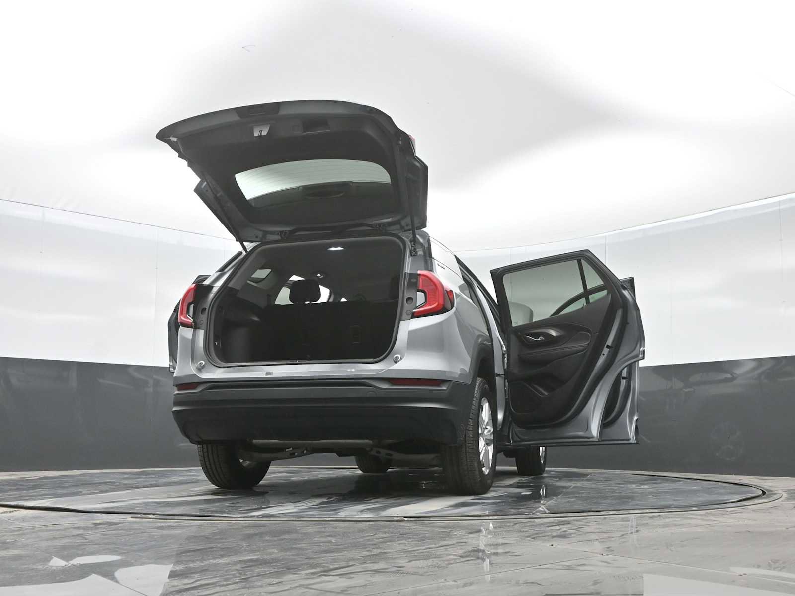 Used 2024 GMC Terrain SLE image 32