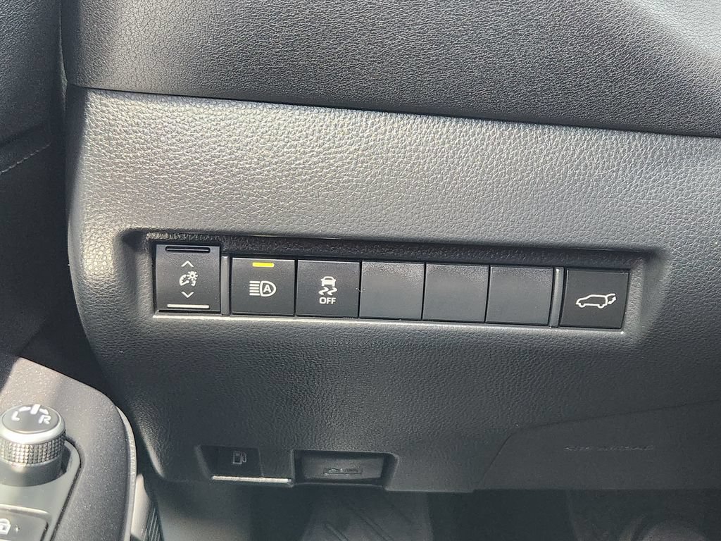 Used 2024 Toyota Venza LE AWD/4WD image 13