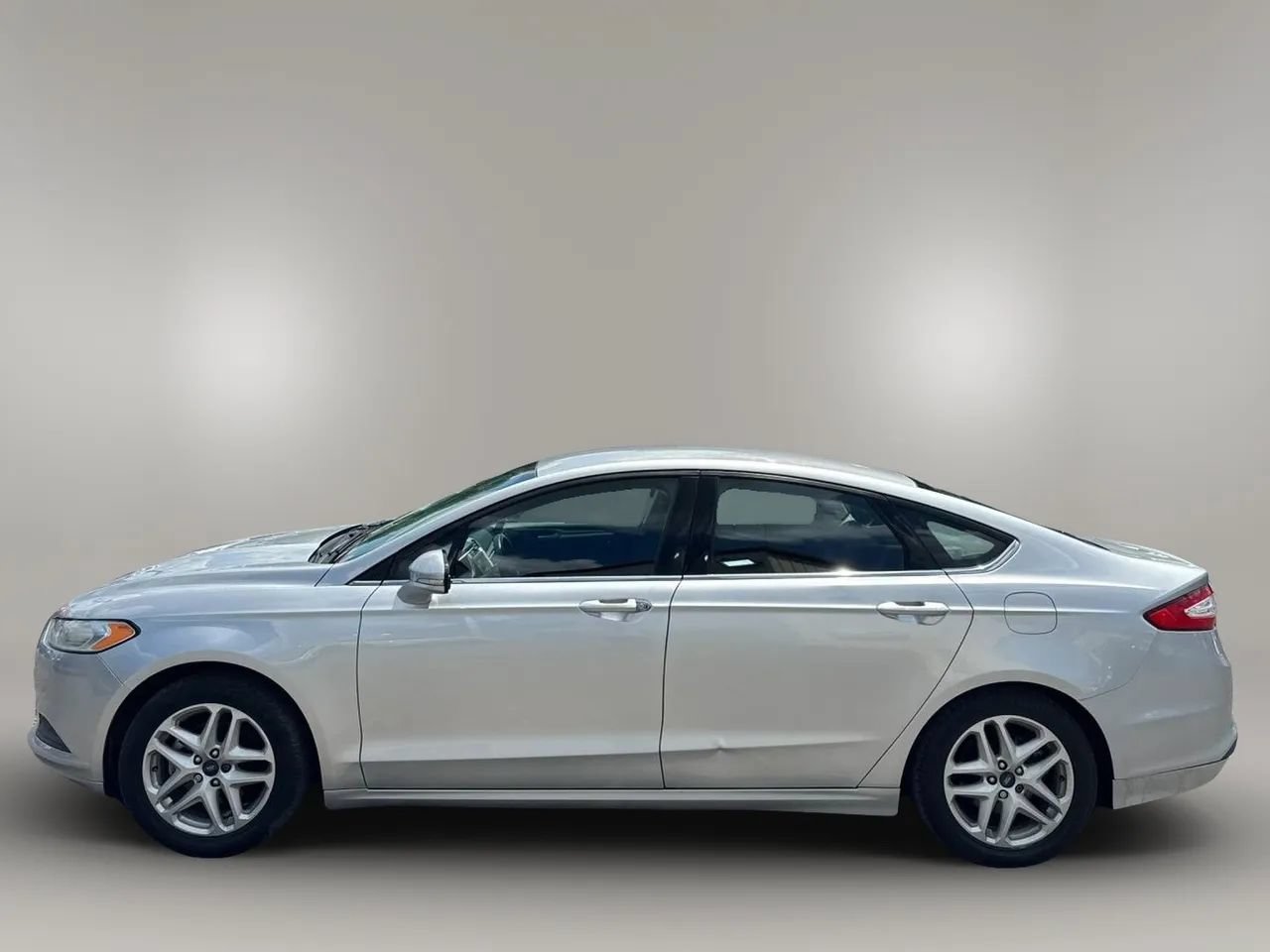 Used 2016 Ford Fusion SE FWD image 5