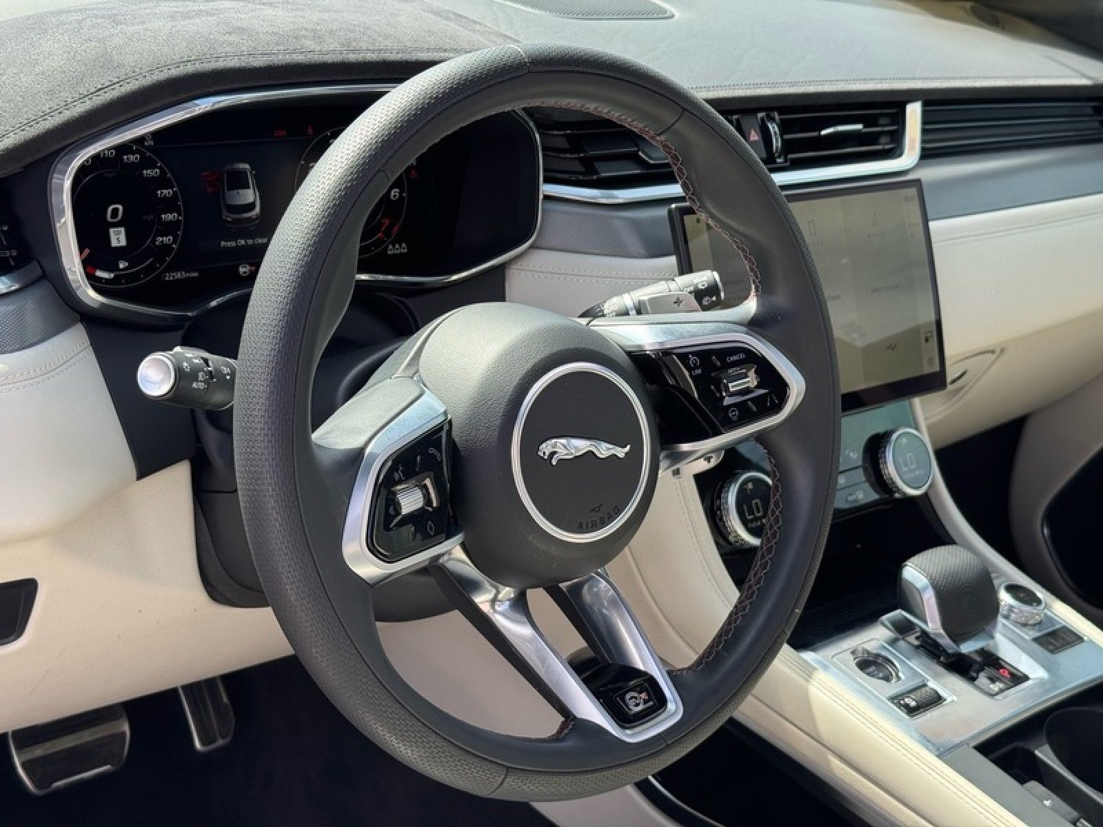 Used 2023 Jaguar F-PACE SVR image 28