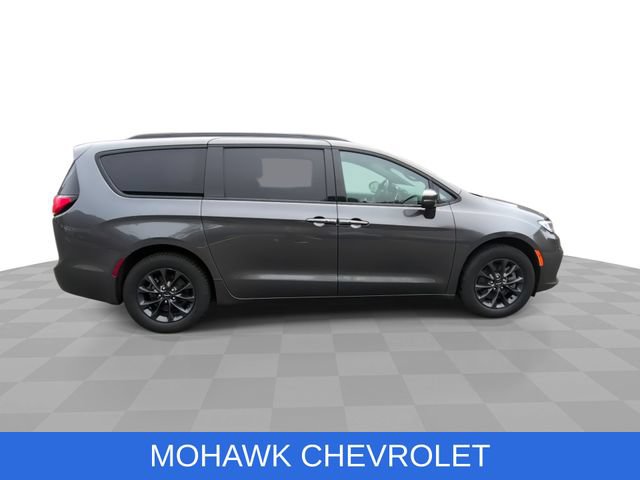 Used 2022 Chrysler Pacifica Touring-L w/ S Appearance Package AWD/4WD image 10