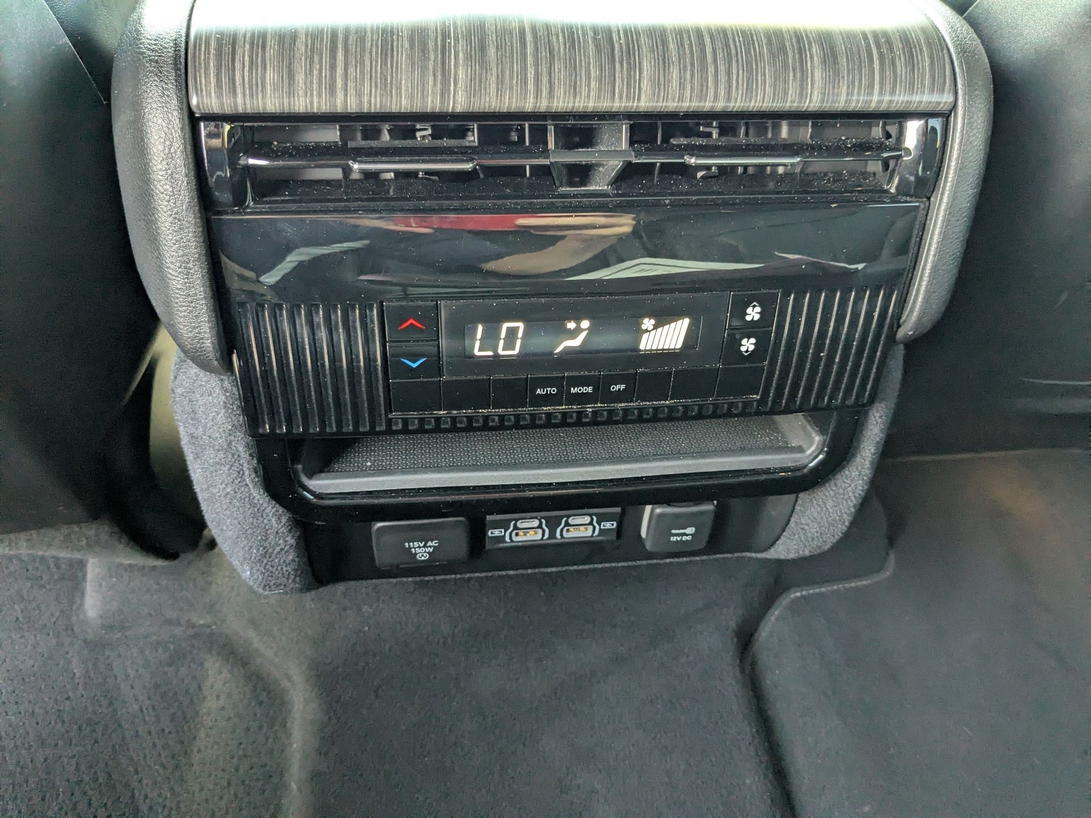Used 2024 Jeep Wagoneer L Series II RWD image 26