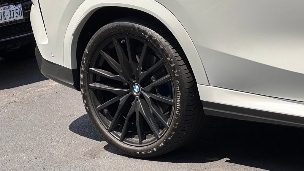 Certified 2025 BMW X6 xDrive40i w/ Executive Package AWD/4WD image 6