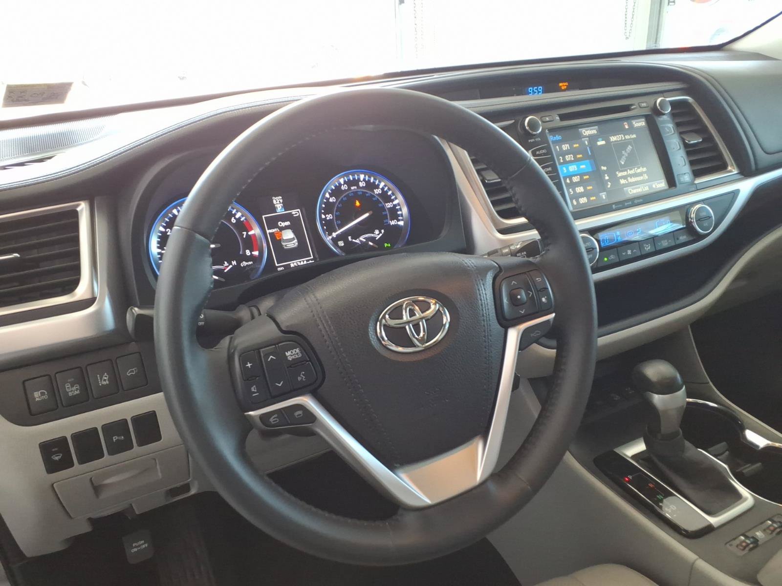 Used 2016 Toyota Highlander Limited w/ Driver Technology Package AWD/4WD image 11