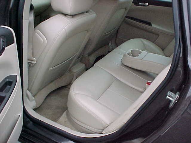 Used 2009 Chevrolet Impala LT w/ Luxury Edition Package FWD image 17