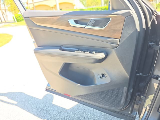 Used 2025 Volkswagen Atlas SE w/ Panoramic Sunroof Package FWD image 21