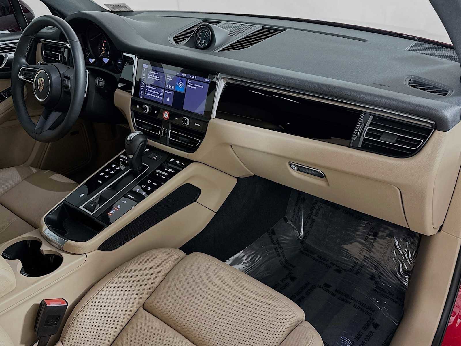 Certified 2025 Porsche Macan AWD/4WD image 30