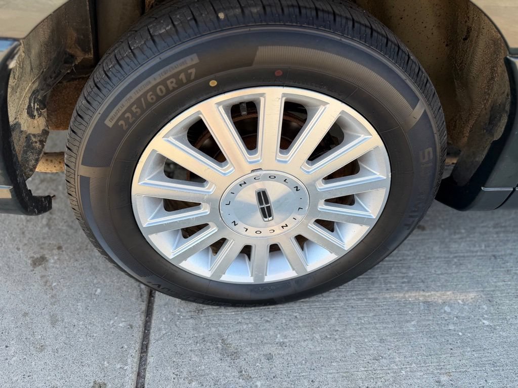 Used 2003 Lincoln Town Car Signature RWD image 9