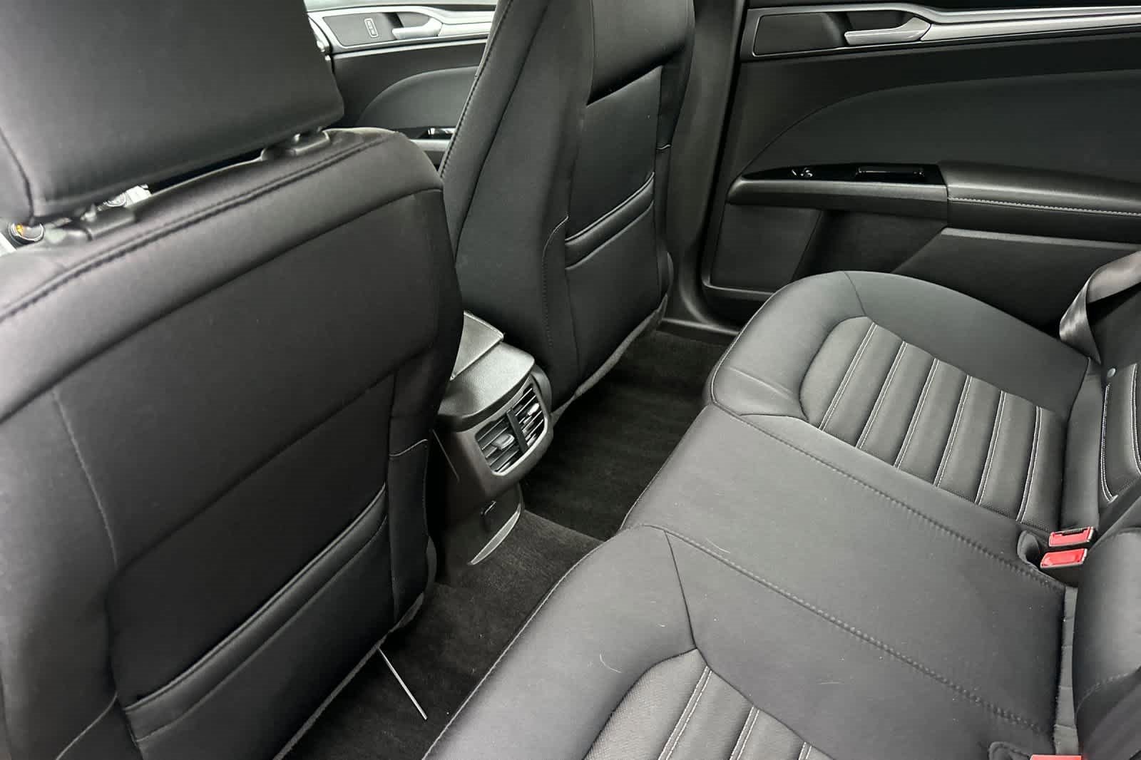 Used 2015 Ford Fusion SE image 4