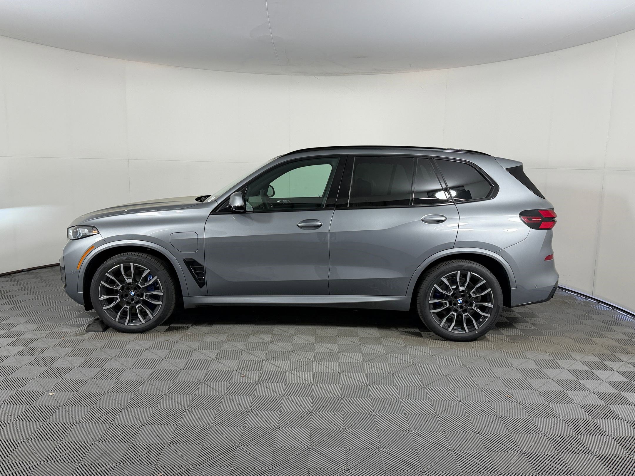 New 2026 BMW X5 xDrive50e w/ Executive Package image 2