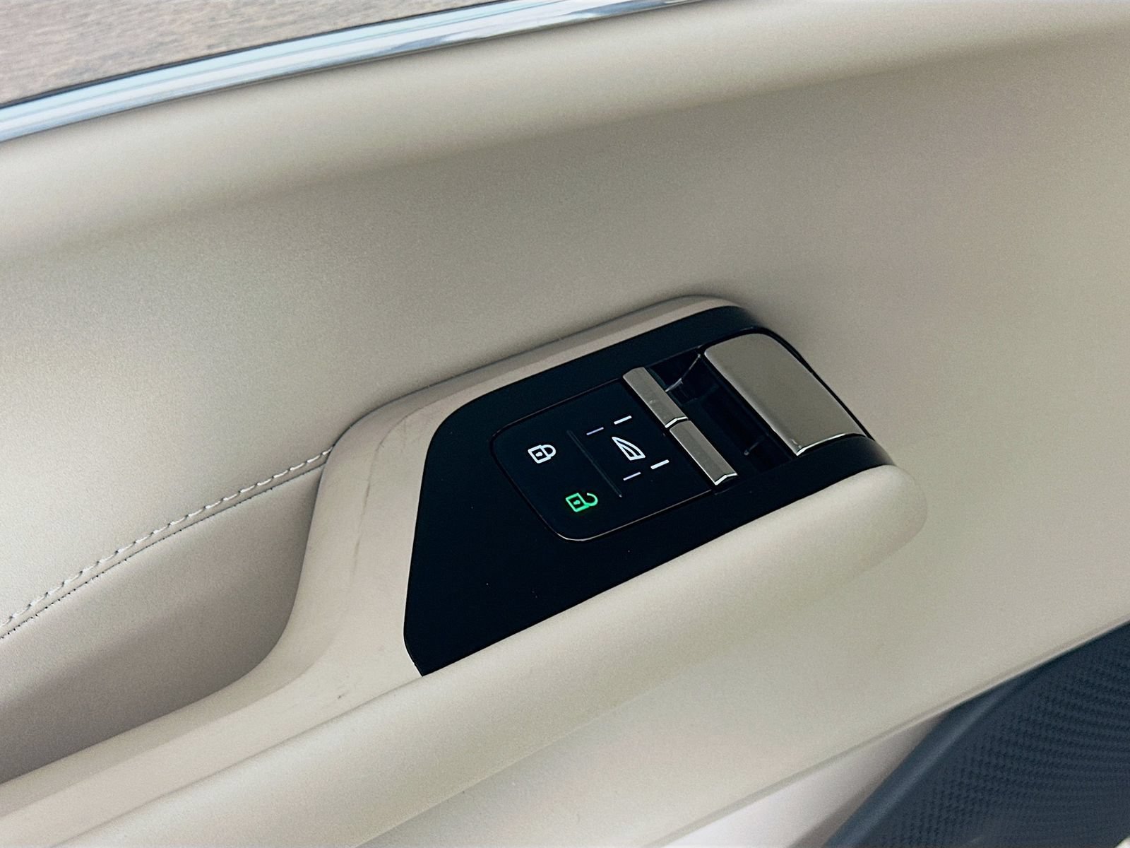New 2026 Volvo EX90 Plus AWD/4WD image 17