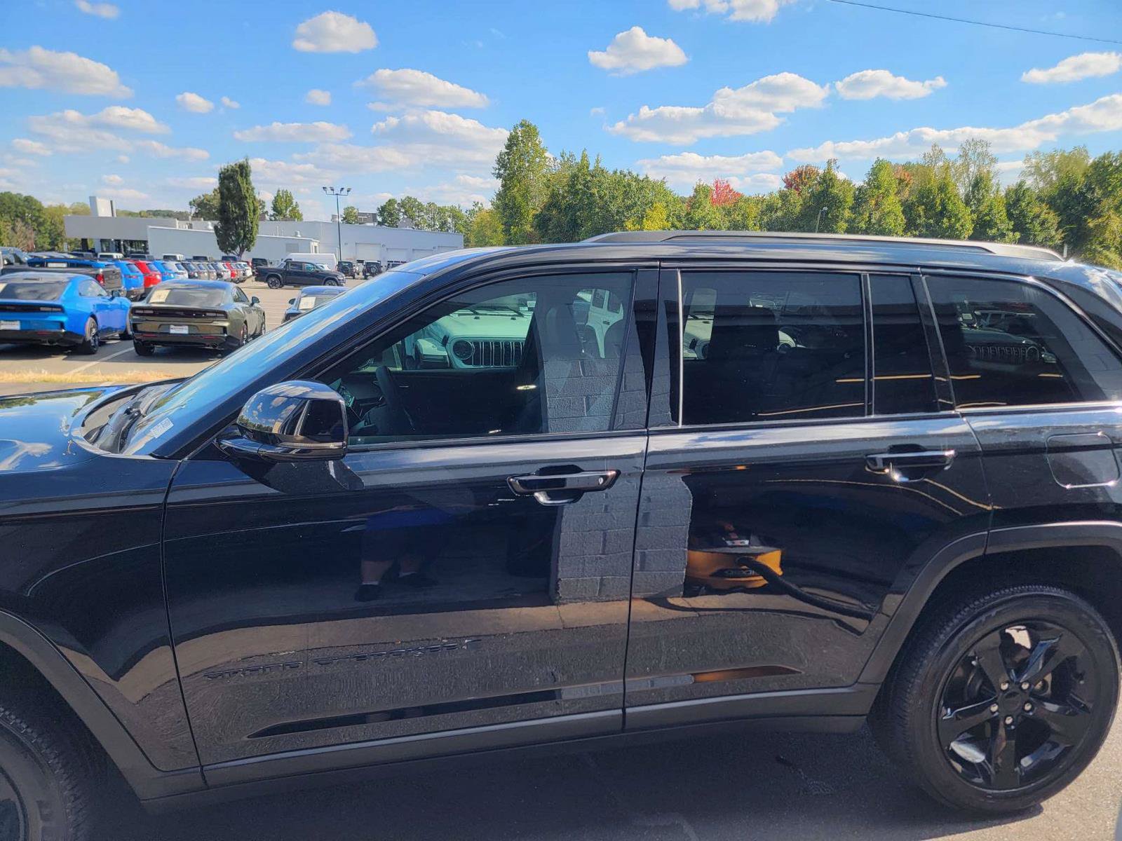 Used 2025 Jeep Grand Cherokee Altitude AWD/4WD image 2