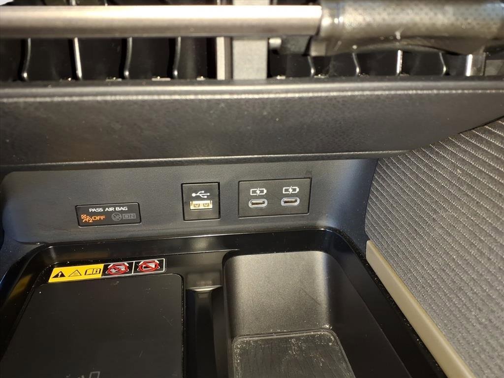 Used 2025 Toyota Camry SE w/ Convenience Package image 20