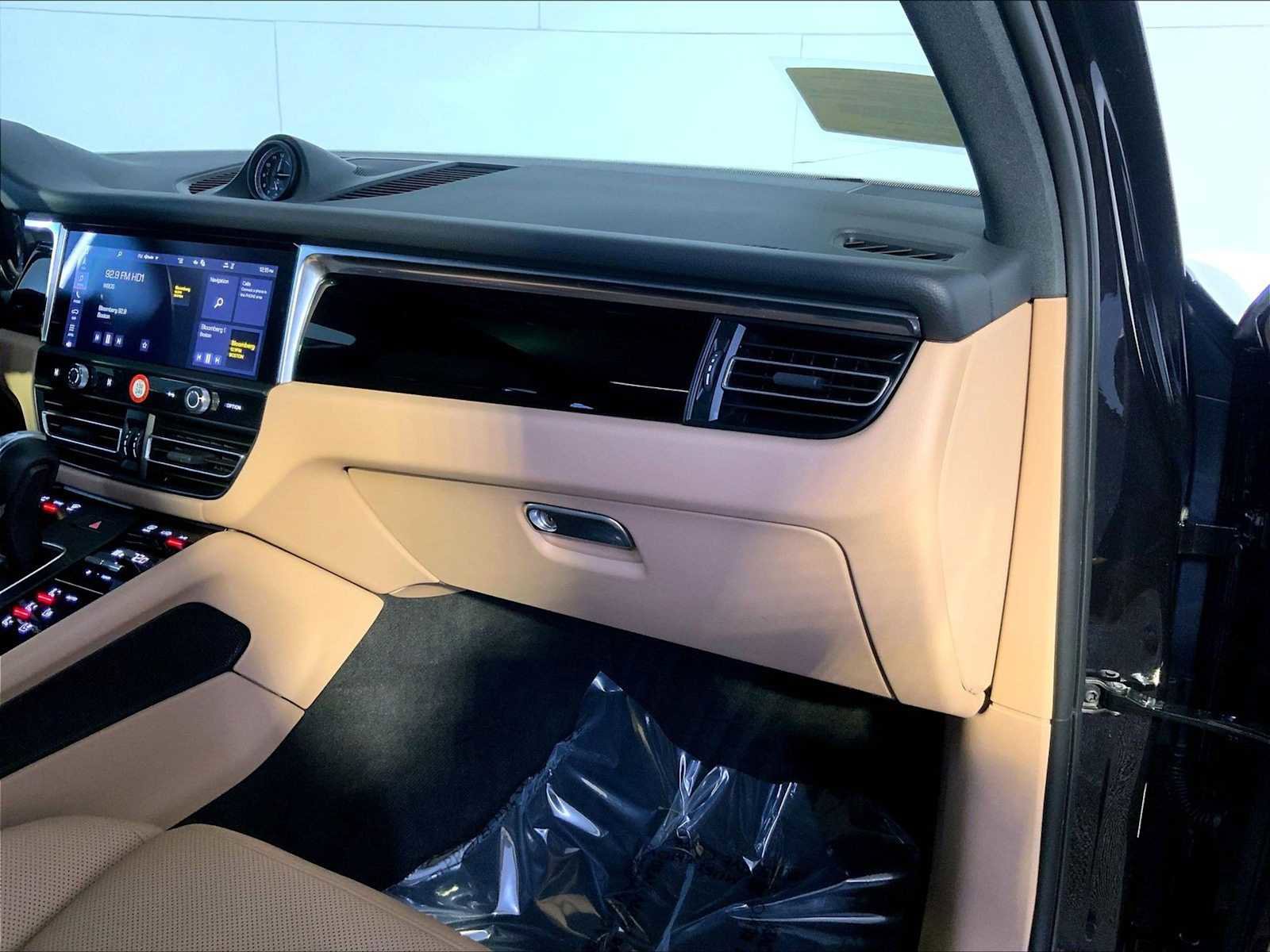 Certified 2025 Porsche Macan image 22