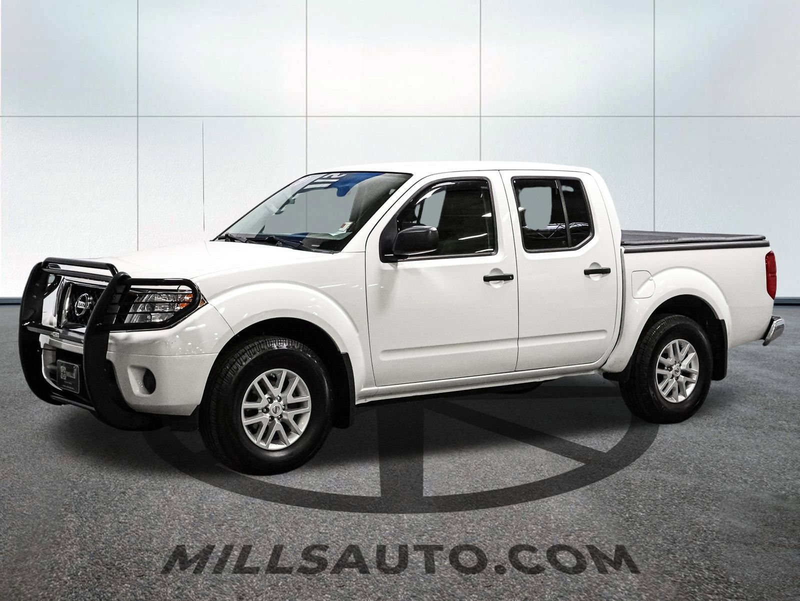 Used 2019 Nissan Frontier SV image 2