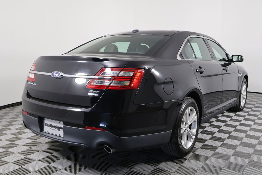 Used 2017 Ford Taurus SEL image 2