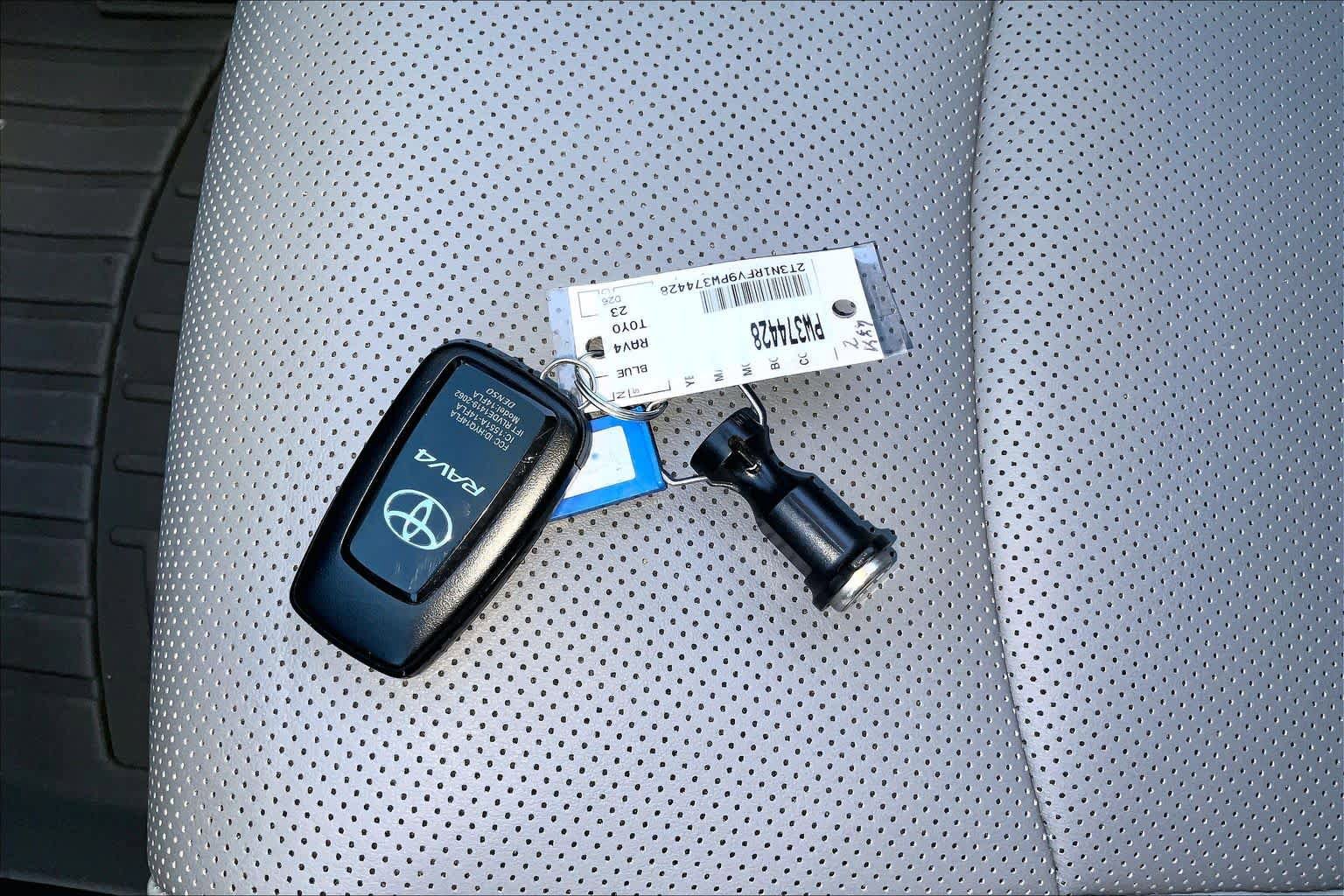 Used 2023 Toyota RAV4 Limited AWD/4WD image 29