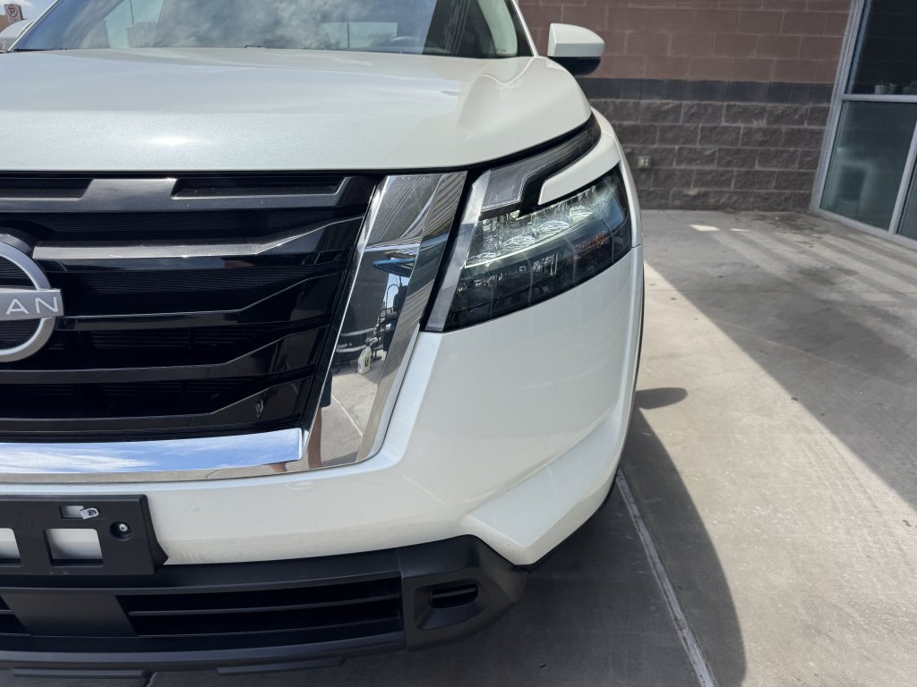 Used 2024 Nissan Pathfinder SV w/ Lighting Package (N92) FWD image 11