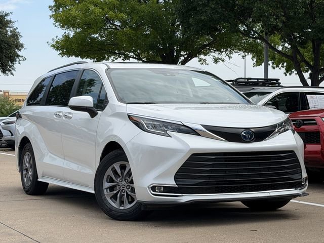 Certified 2023 Toyota Sienna XLE FWD image 2