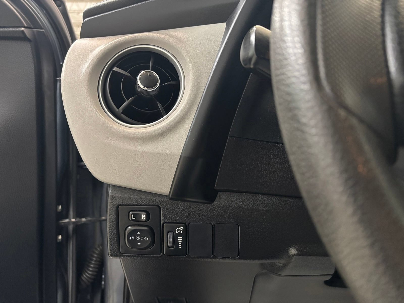 Used 2018 Toyota Corolla LE FWD image 14
