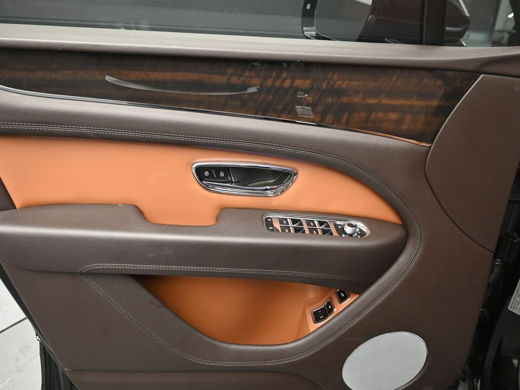 Used 2021 Bentley Bentayga image 21