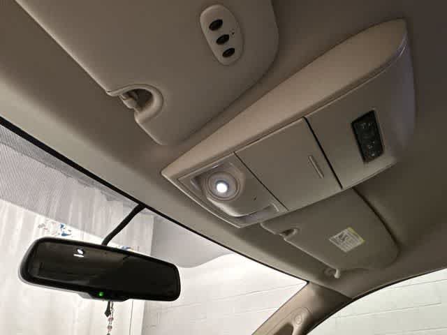 Used 2014 Chrysler Town & Country Touring FWD image 21