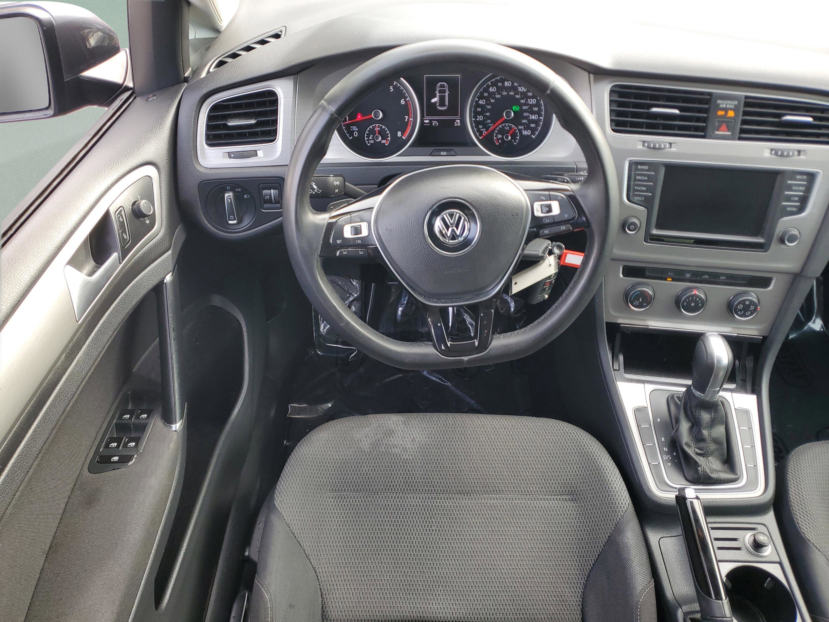 Used 2016 Volkswagen Golf S image 10