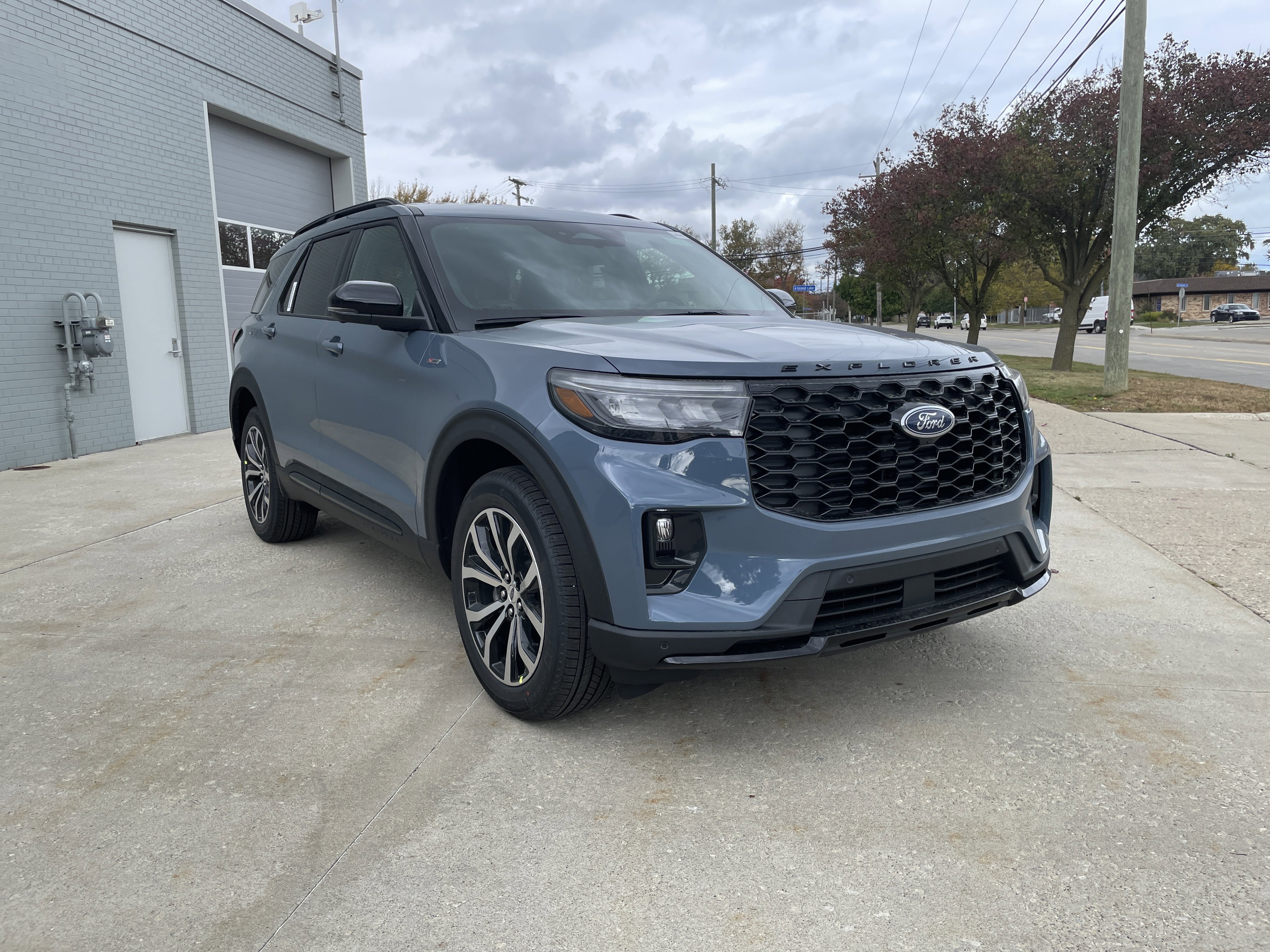 New 2026 Ford Explorer ST-Line image 2