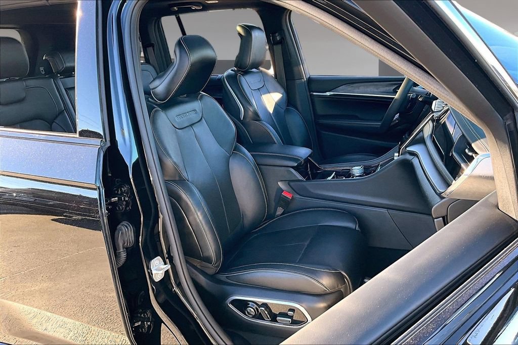 Used 2023 Jeep Grand Cherokee Overland w/ Luxury Tech Group IV AWD/4WD image 27