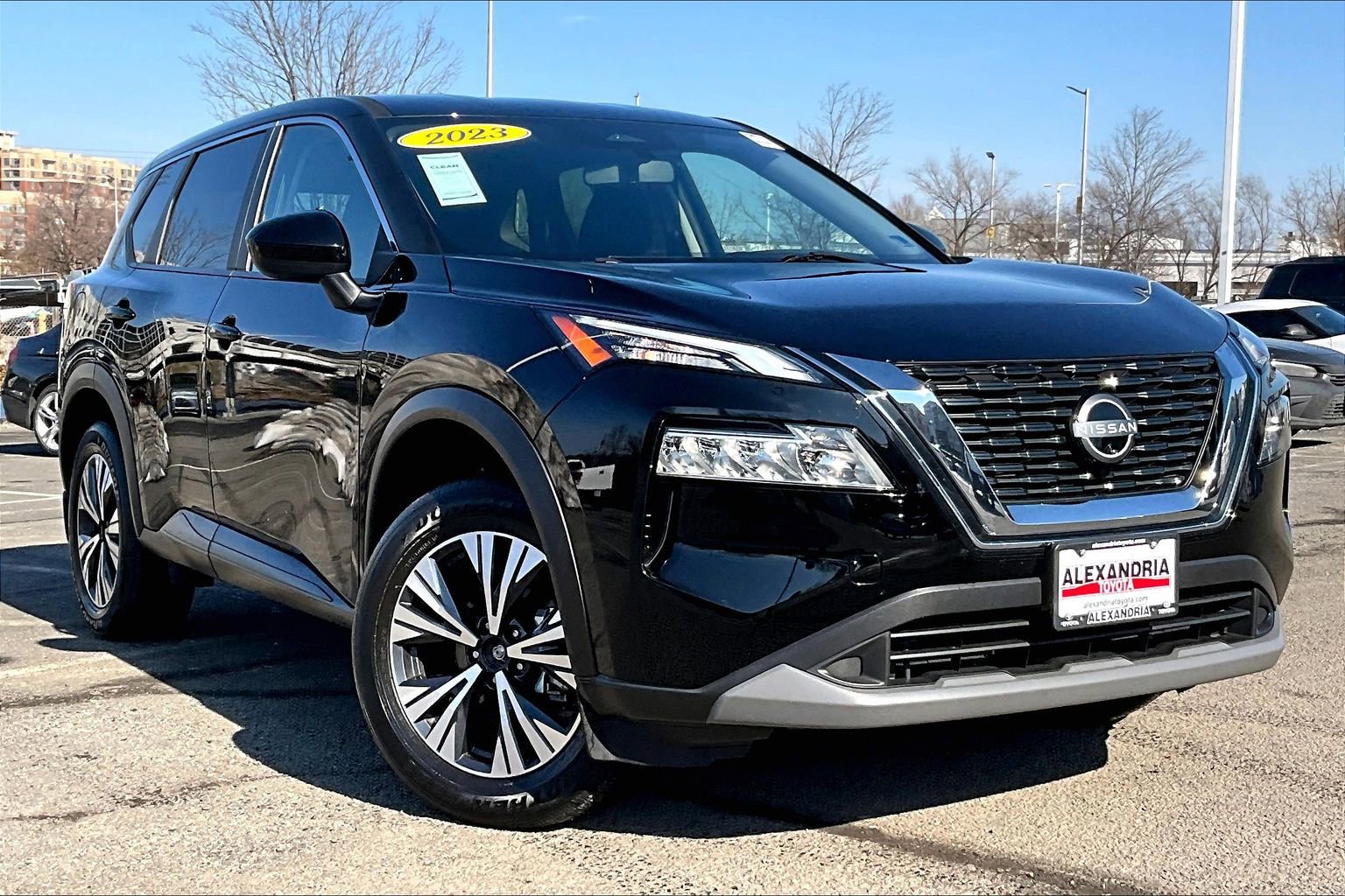 Used 2023 Nissan Rogue SV image 2