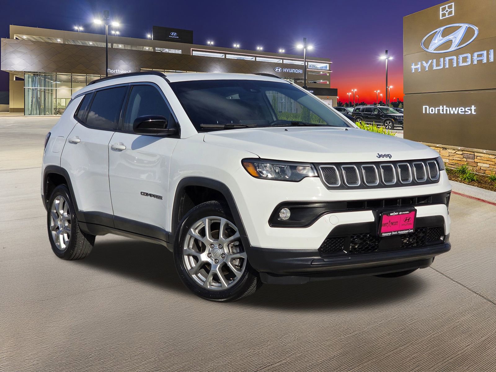 Used 2022 Jeep Compass Latitude image 3