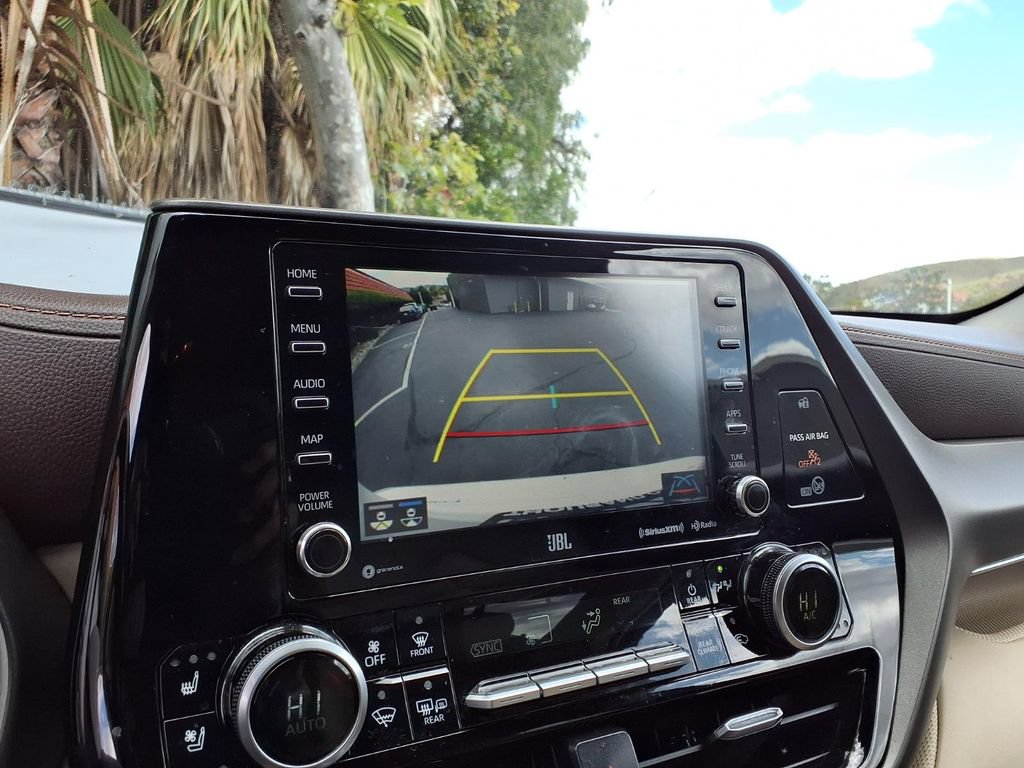Used 2020 Toyota Highlander Limited FWD image 8