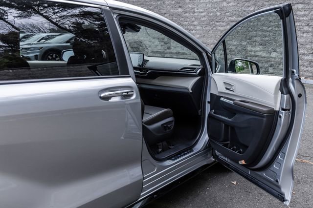 Certified 2024 Toyota Sienna Platinum AWD/4WD image 17