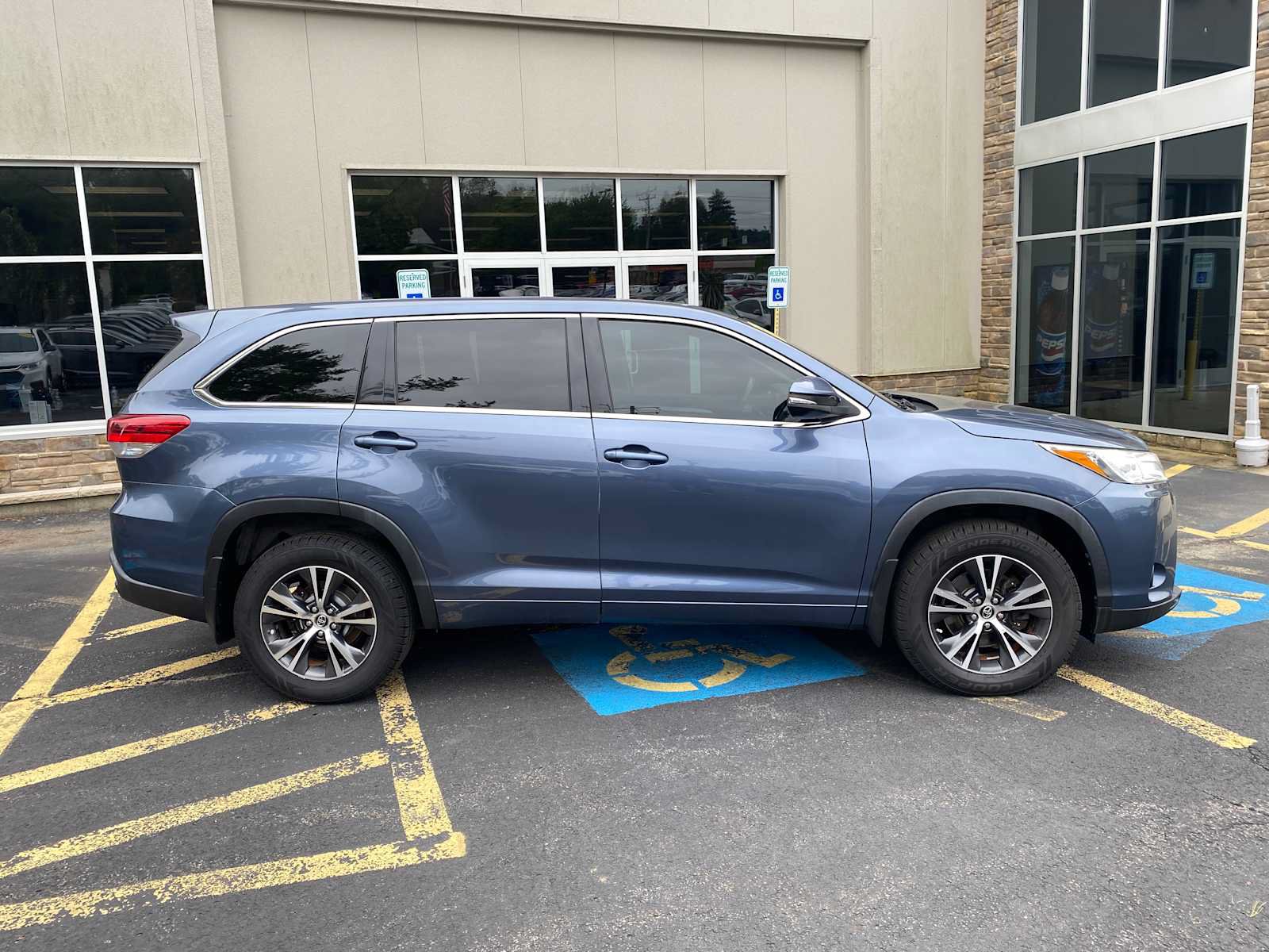 Used 2018 Toyota Highlander LE FWD image 15