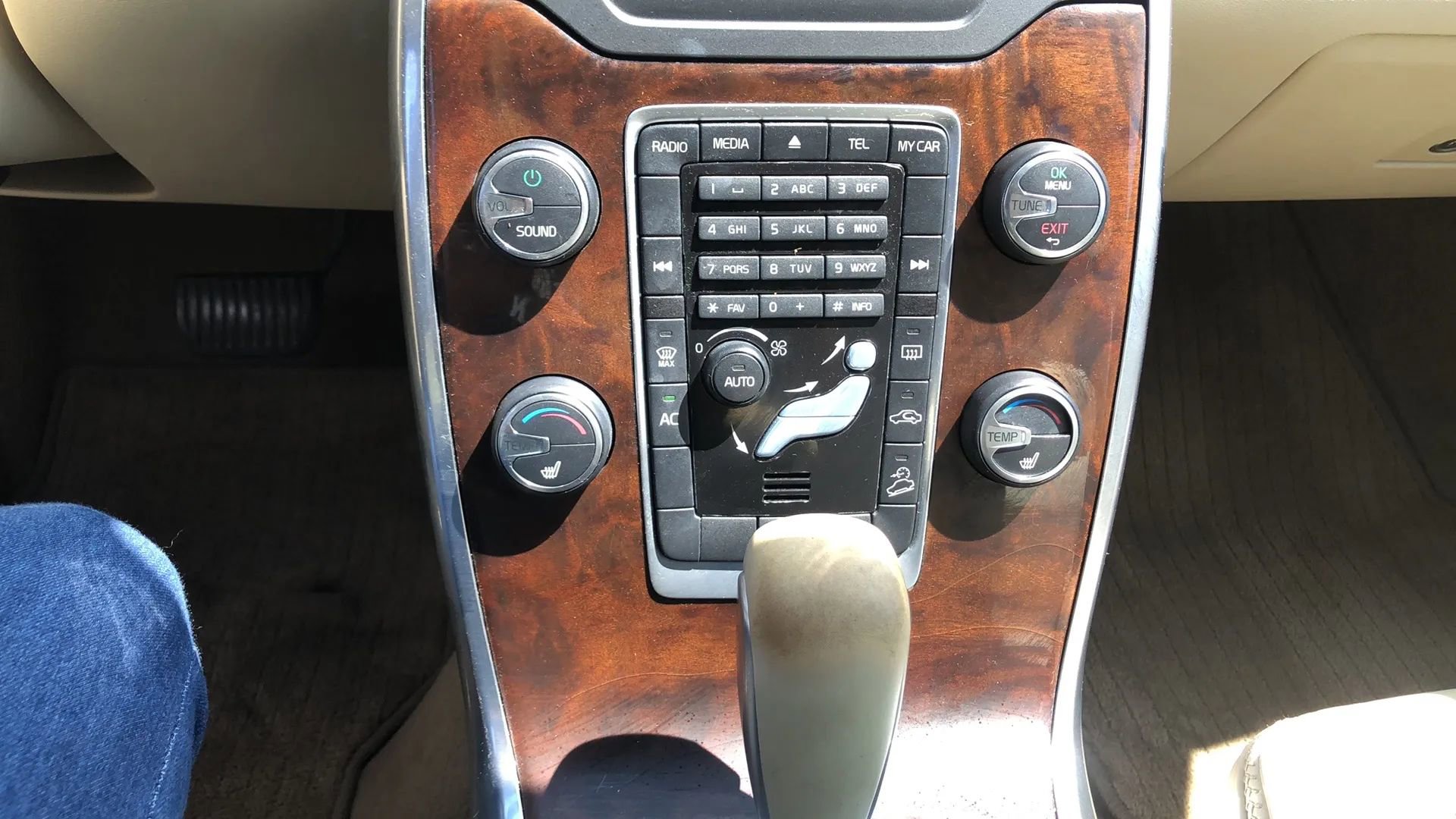 Used 2012 Volvo XC70 3.2 image 26