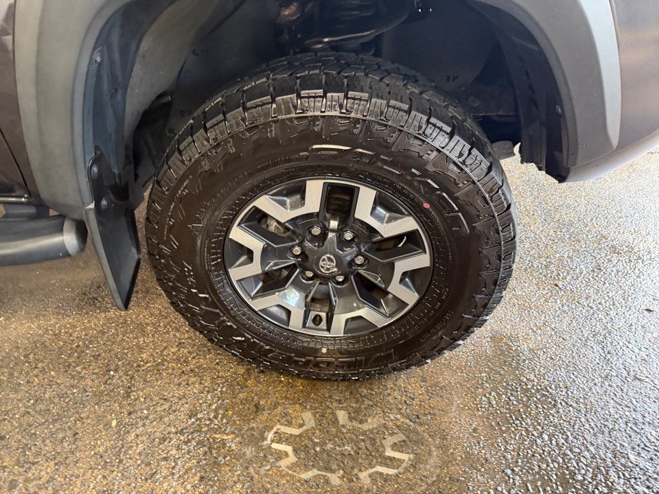 Used 2023 Toyota Tacoma TRD Off-Road w/ Technology Package AWD/4WD image 29