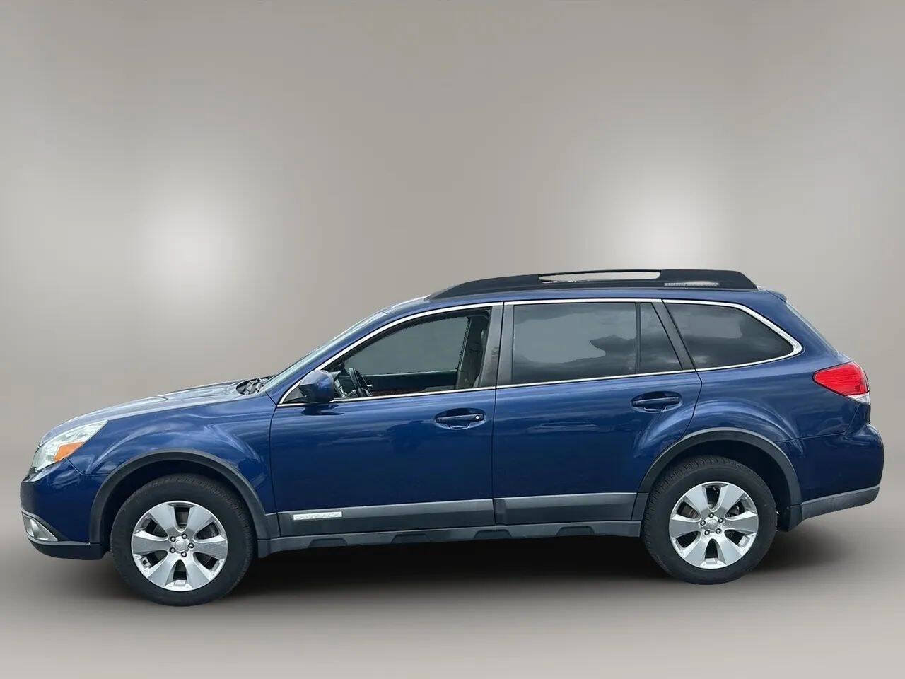 Used 2010 Subaru Outback 3.6R Limited AWD/4WD image 4