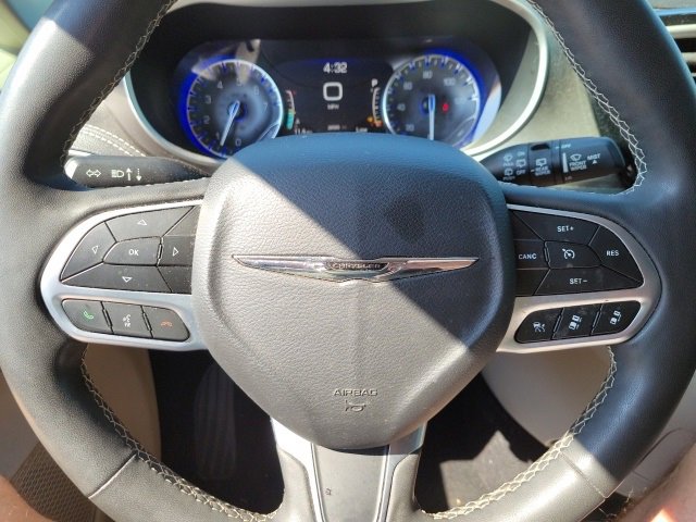 Used 2022 Chrysler Pacifica Touring-L image 25