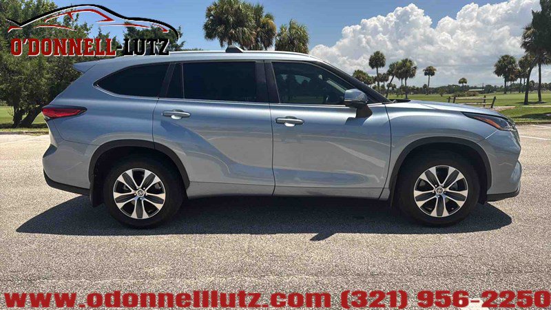 Used 2023 Toyota Highlander XLE FWD image 4
