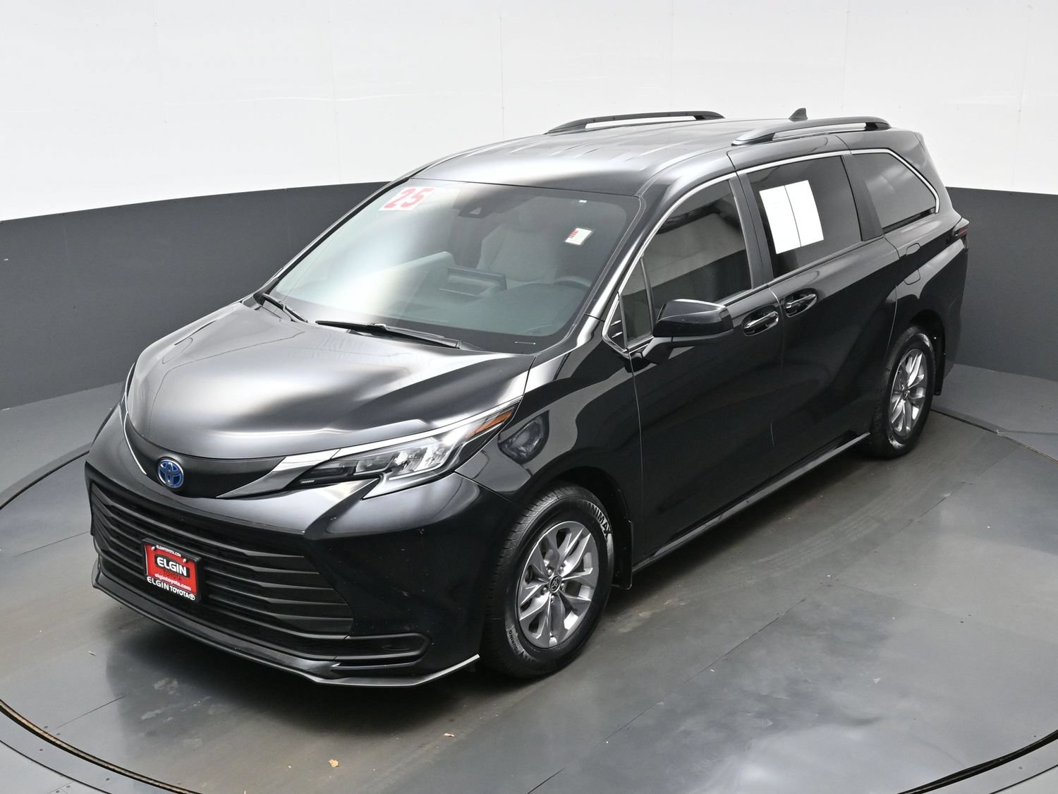 Used 2025 Toyota Sienna LE AWD/4WD image 37