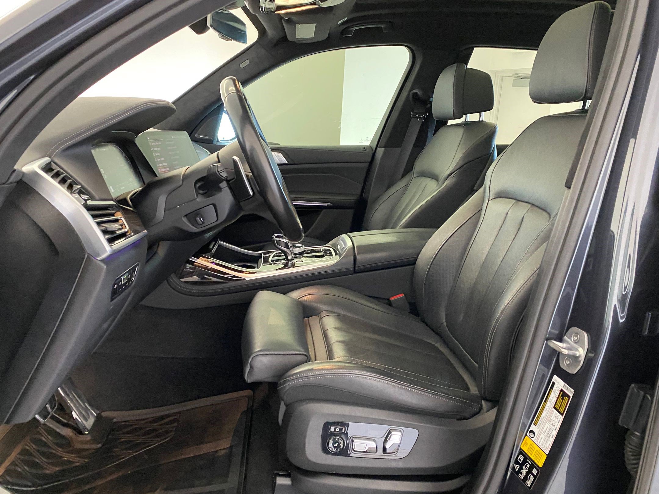 Used 2020 BMW X7 M50i w/ Executive Package image 4