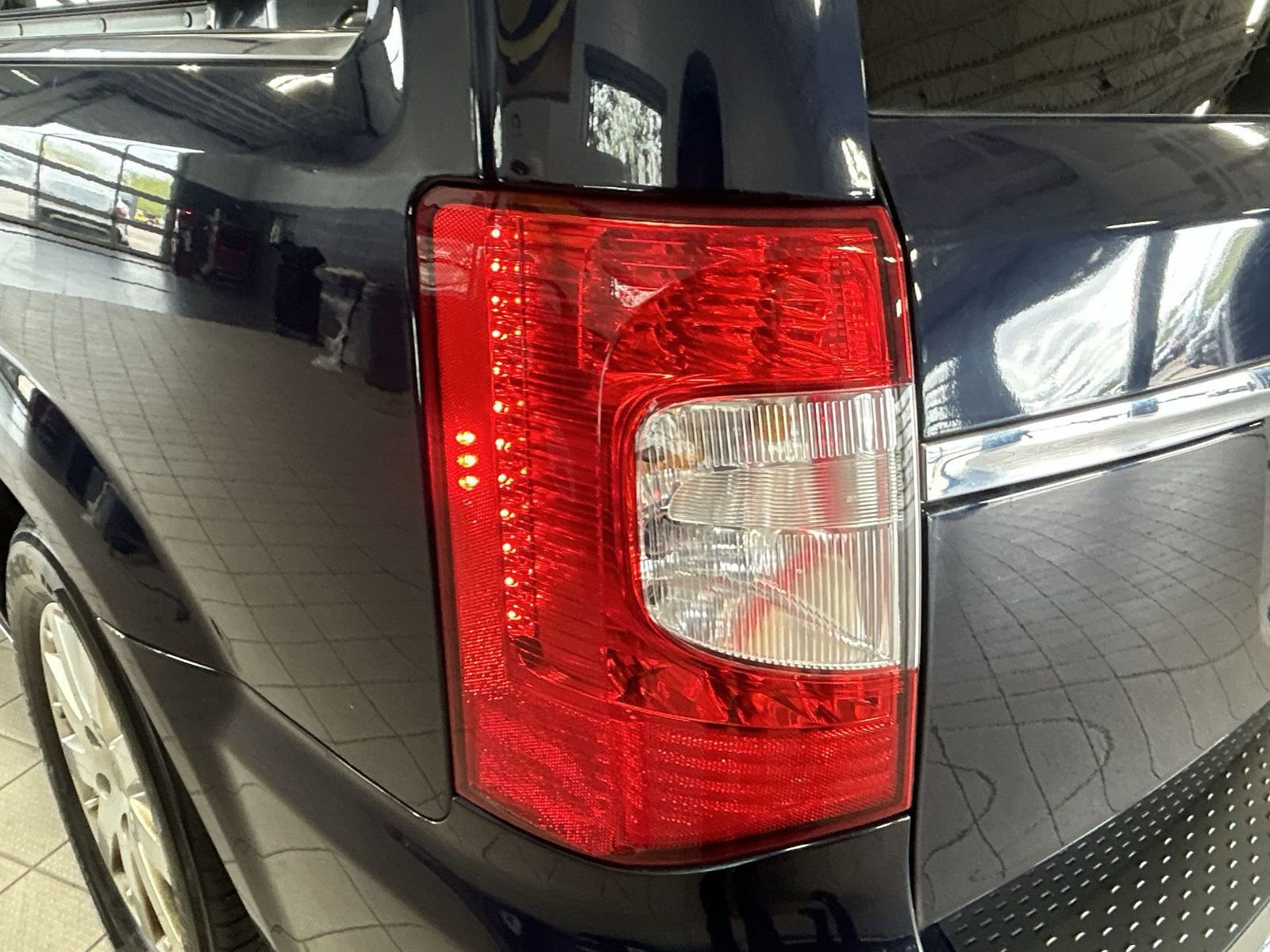 Used 2016 Chrysler Town & Country Touring w/ Driver Convenience Group FWD image 35