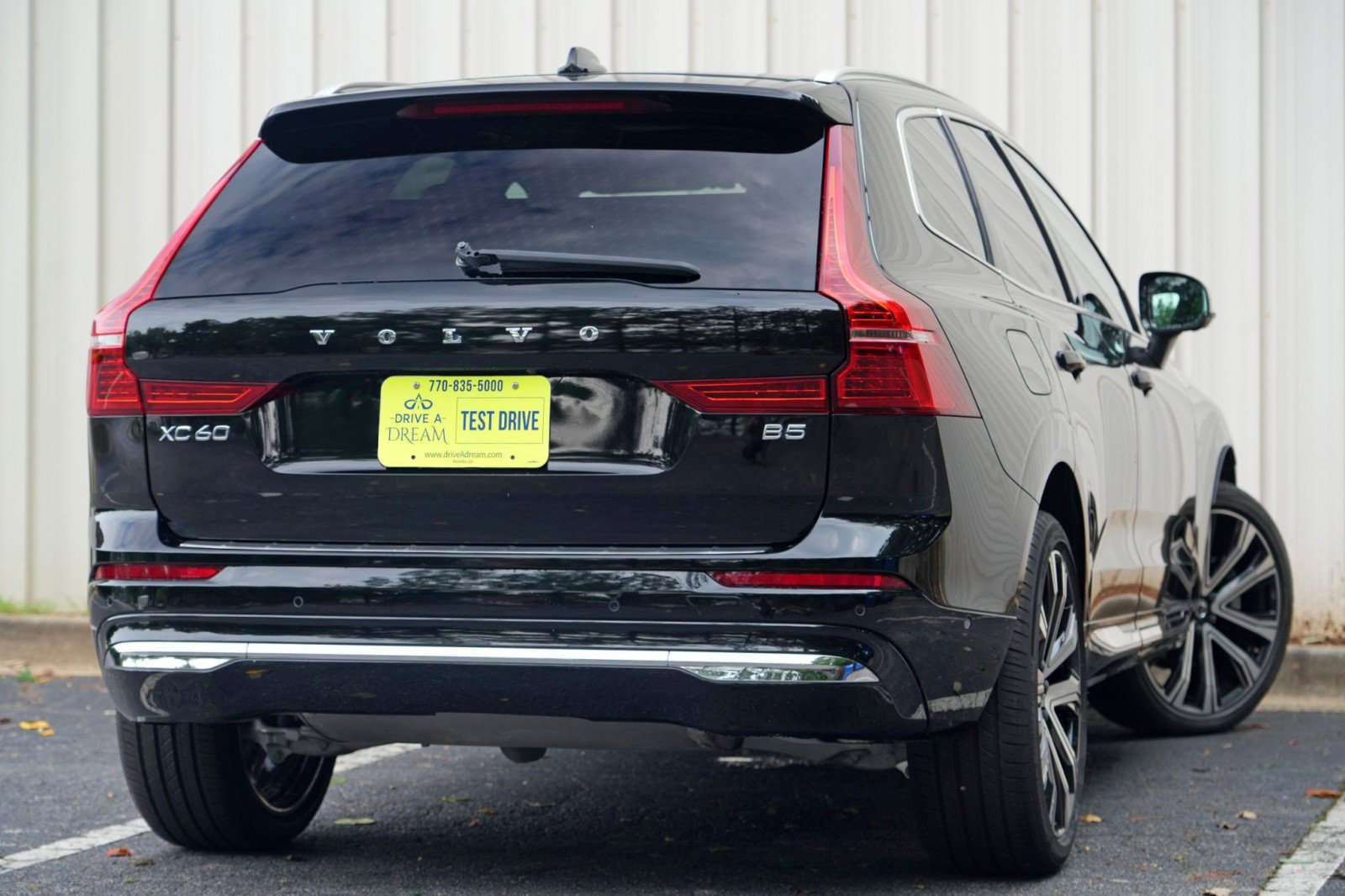 Used 2023 Volvo XC60 B5 Ultimate w/ Climate Package FWD image 5