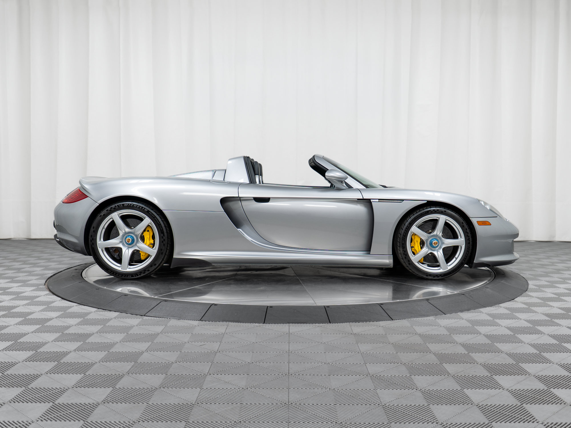 Used 2005 Porsche Carrera GT RWD image 6