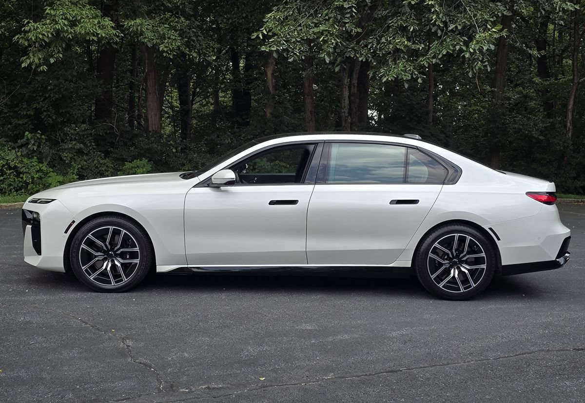Used 2023 BMW 760i xDrive w/ Parking Assistance Package AWD/4WD image 3
