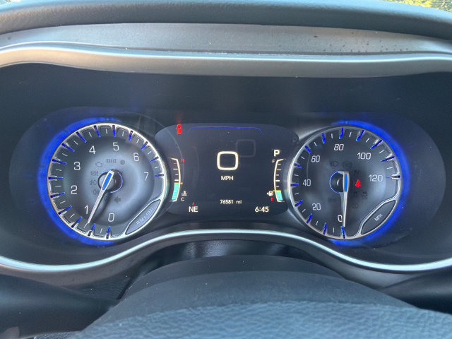 Used 2023 Chrysler Pacifica Touring-L FWD image 26
