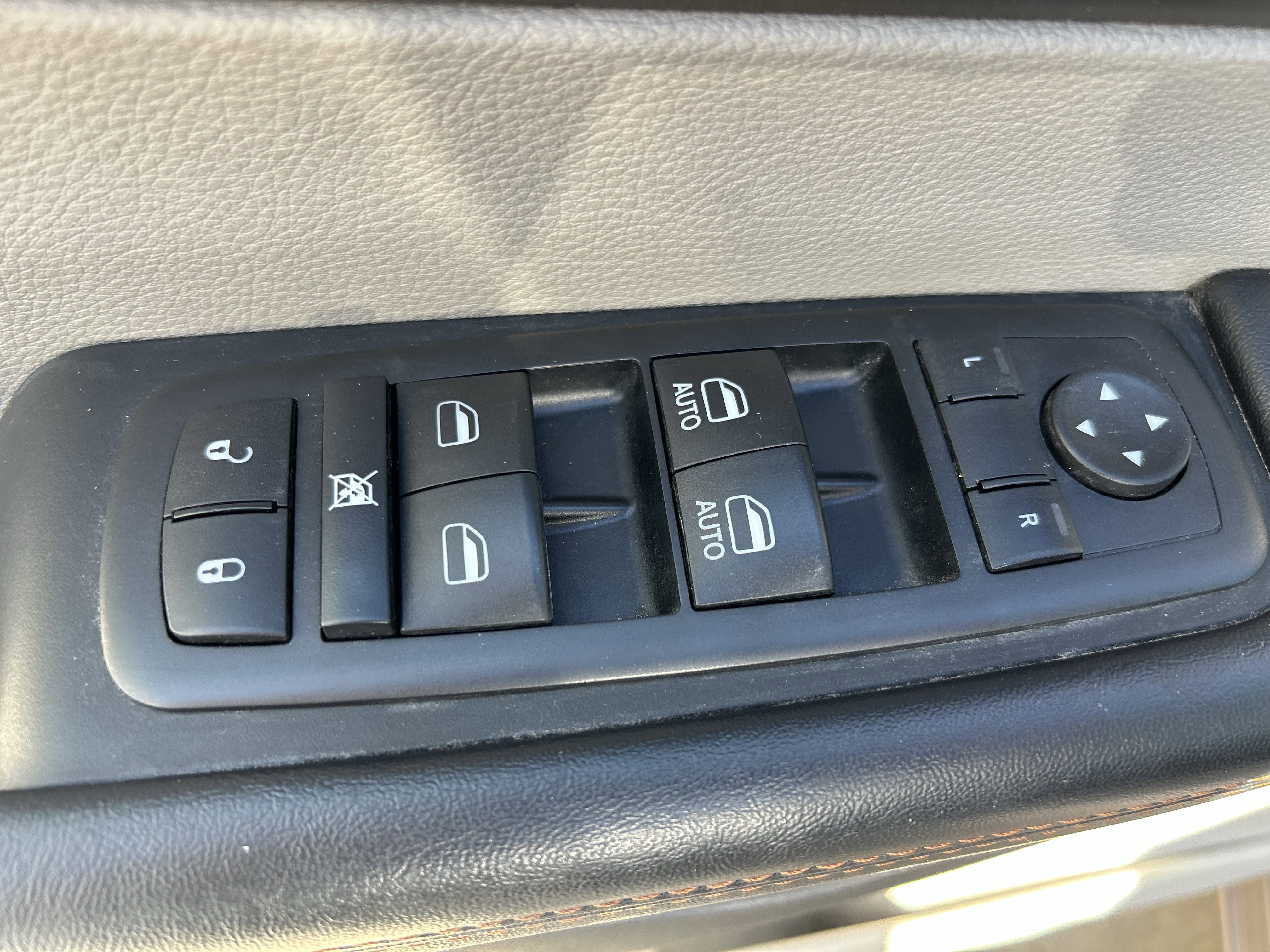 Used 2017 Chrysler Pacifica Touring w/ Tire & Wheel Group image 13