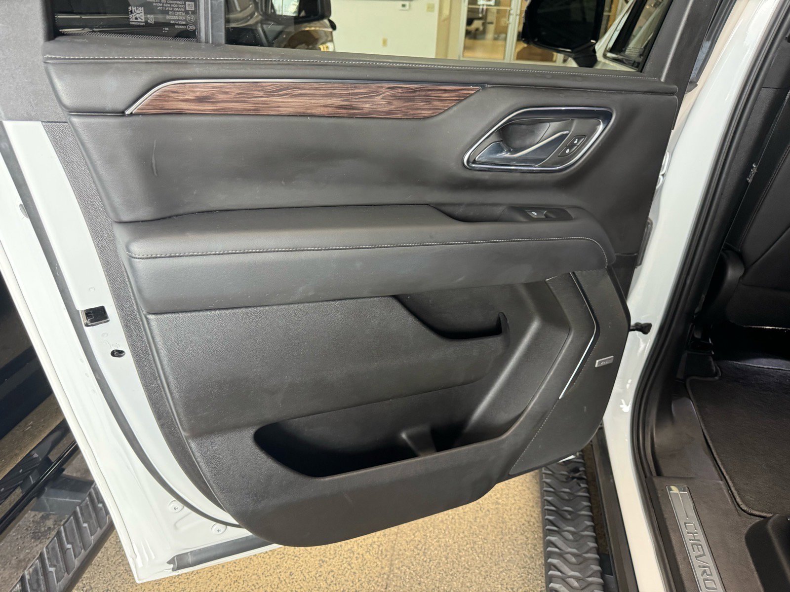 Used 2023 Chevrolet Suburban Z71 w/ Luxury Package AWD/4WD image 12