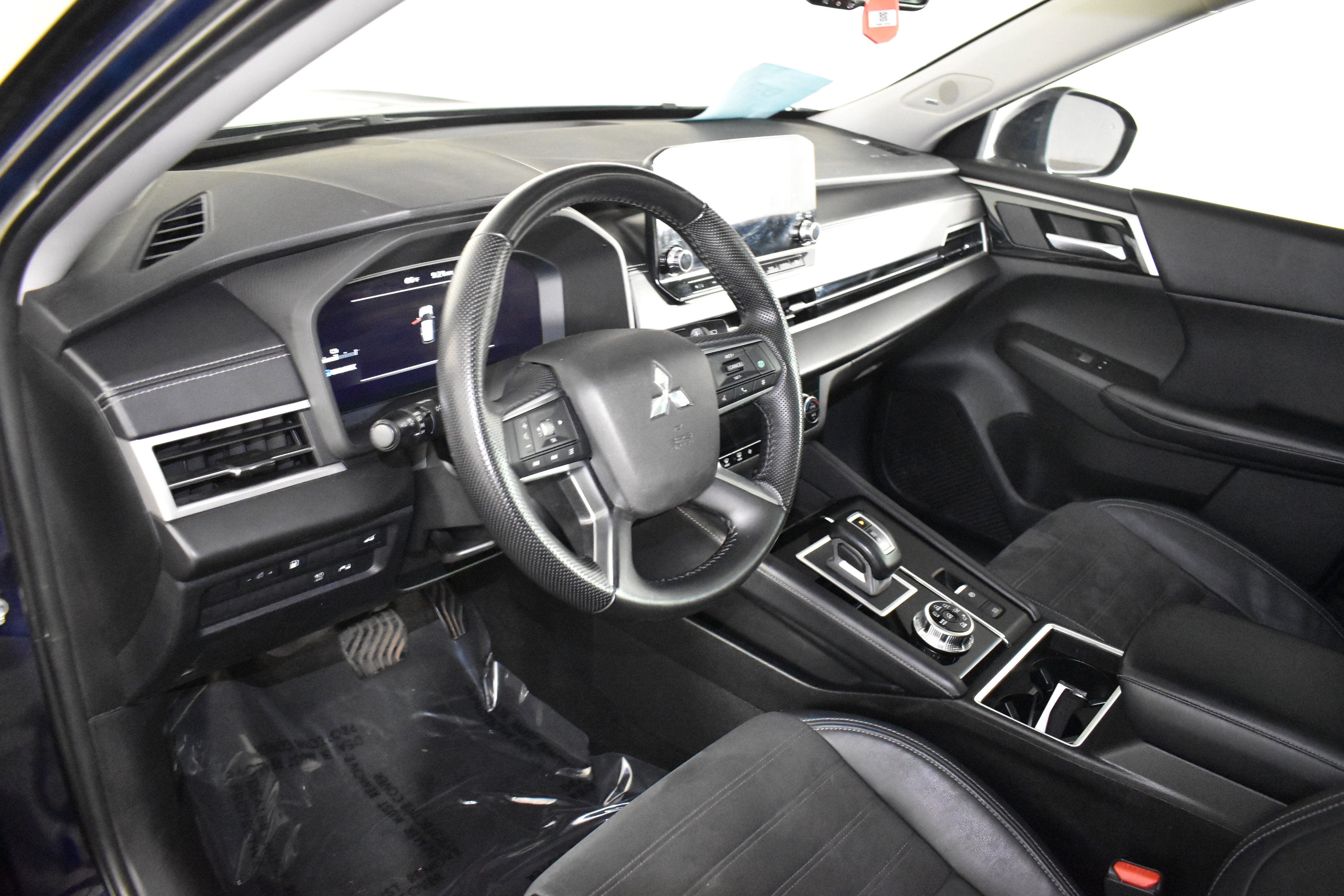 Used 2023 Mitsubishi Outlander SE image 37