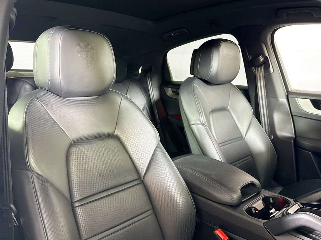 Certified 2024 Porsche Cayenne Coupe AWD/4WD image 18